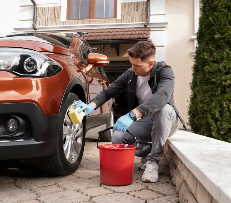Lavage auto à domicile Pierrerue : professionnel intervenant sur un véhicule